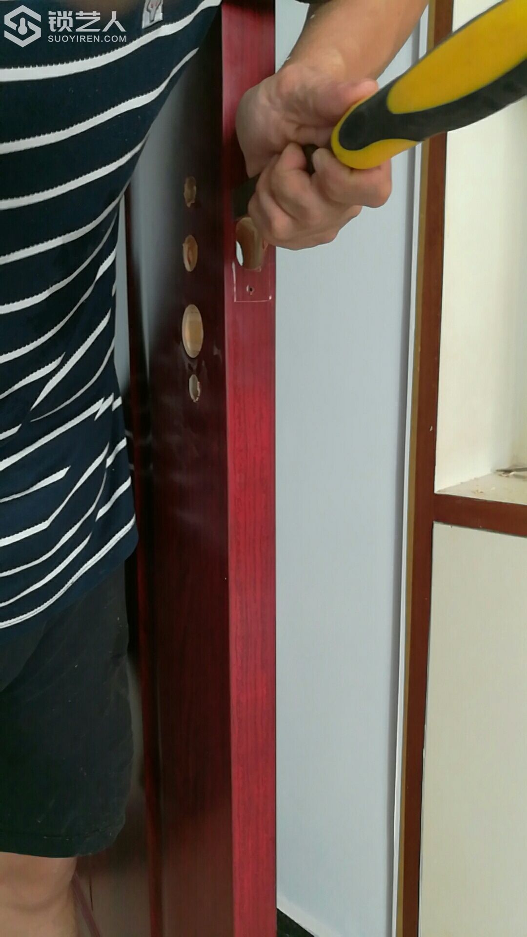 卧室木门的锁具开孔安装步骤